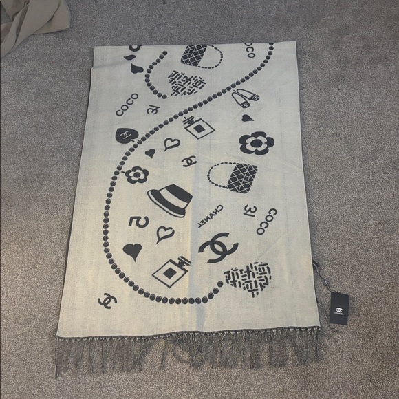 CHANEL SCARF 🧣 - Picture 8 of 8